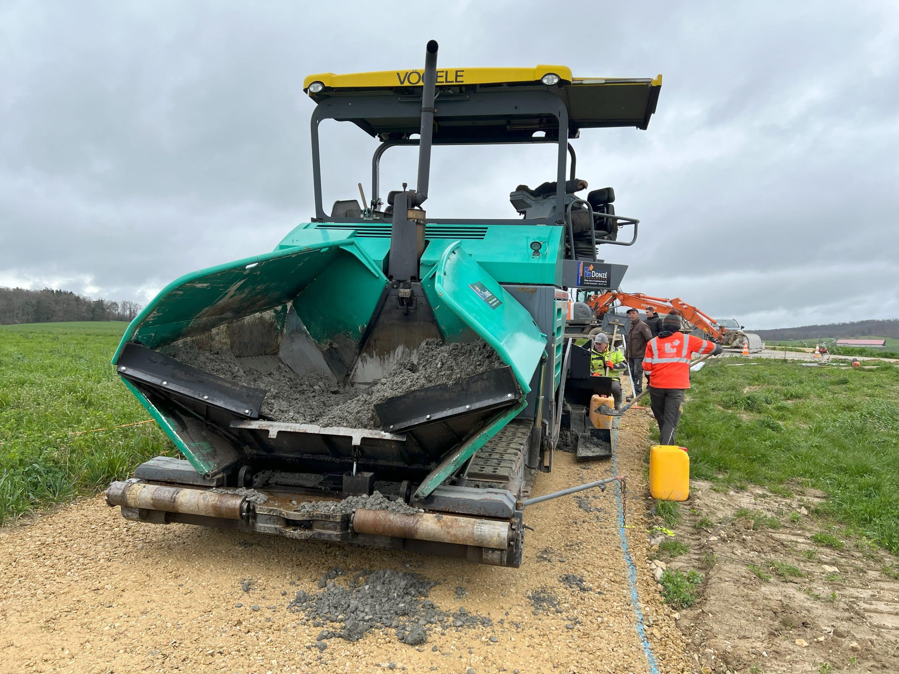 Finisseur à béton pour construction de chemins d'améliorations foncières