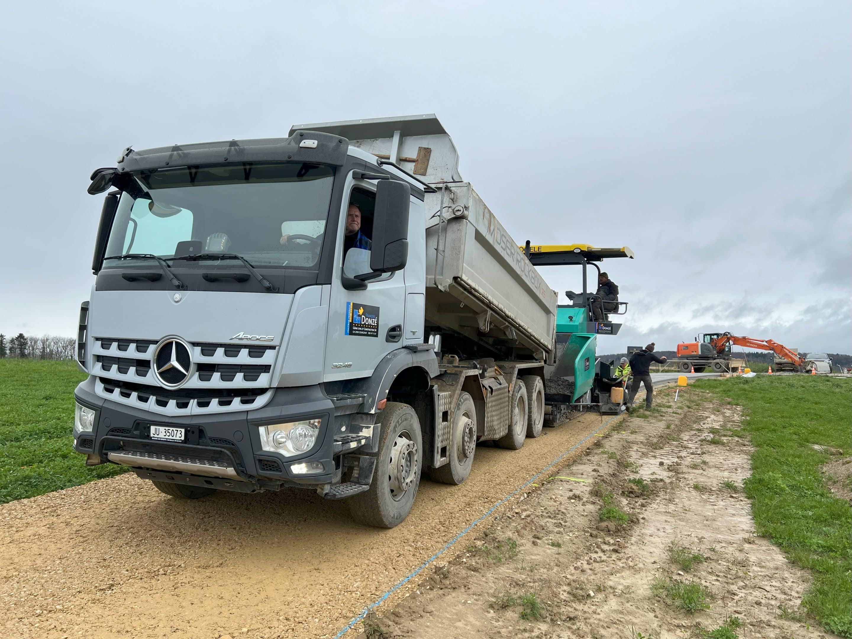 Finisseur à béton pour construction de chemins d'améliorations foncières